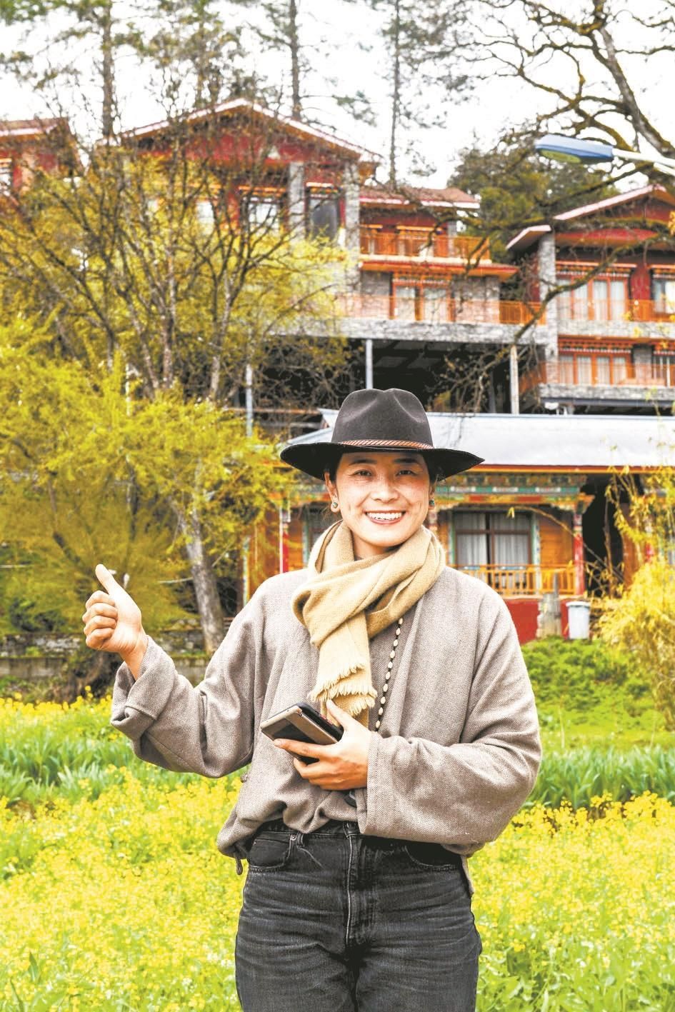 们在小雨夜为客人们跳起民族舞蹈次仁央宗采摘油菜花布置客房小雨淅淅