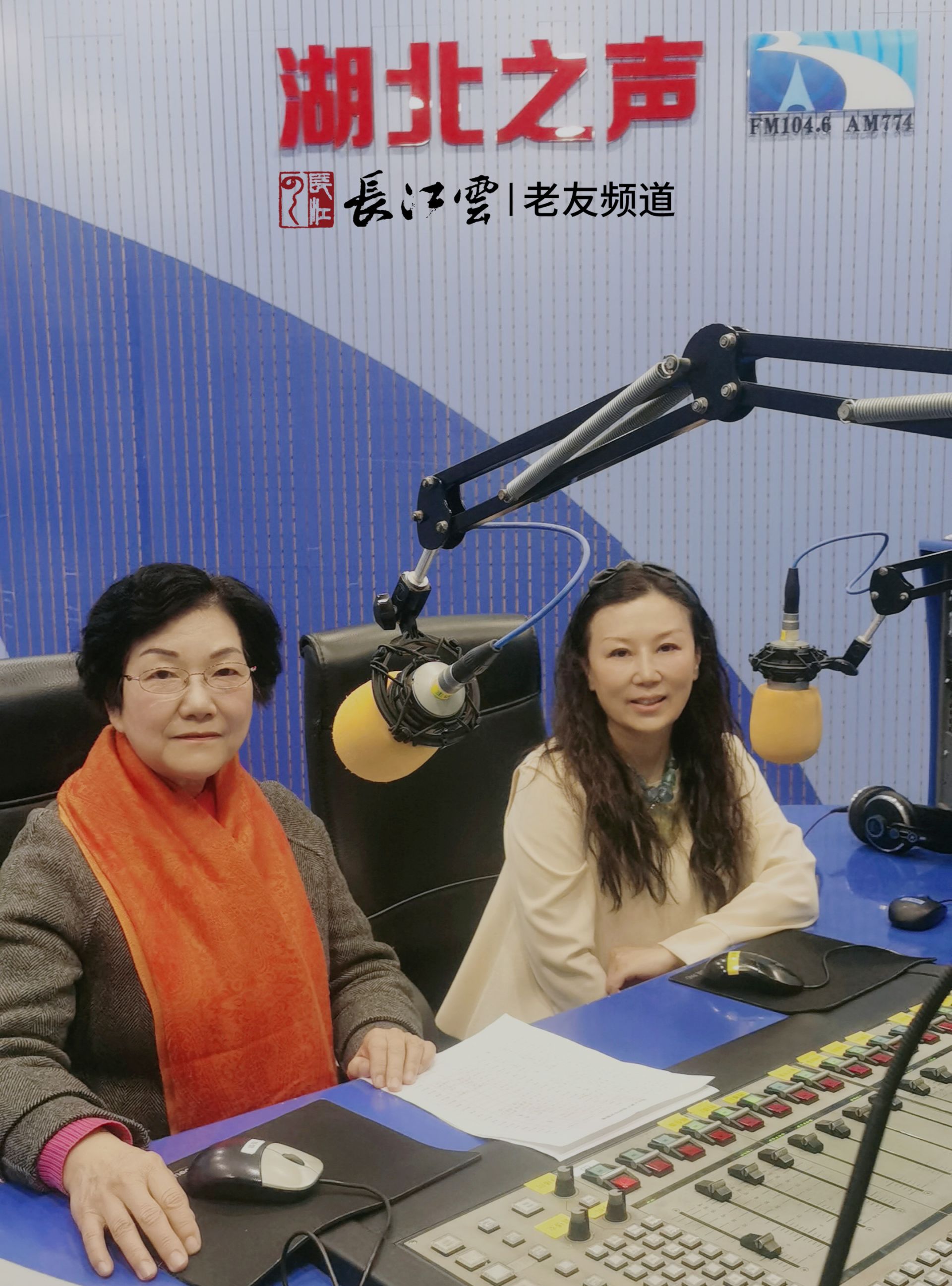 冯兰(左)和主持人夏叶(右)冯兰老师认为,文明礼仪