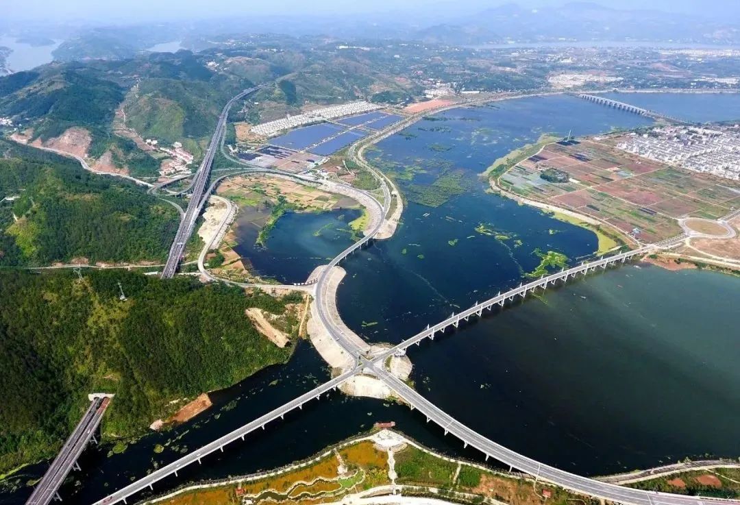 十堰·郧阳区柳陂镇享有"荆楚第一奇湖"之美誉的仙岛湖与杭州千岛湖