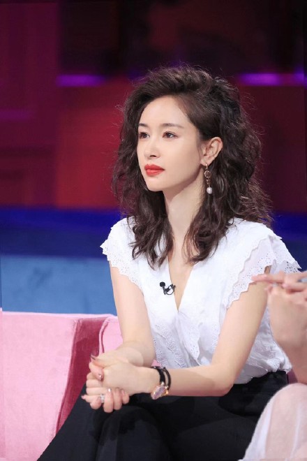 王子文海藻卷长发造型