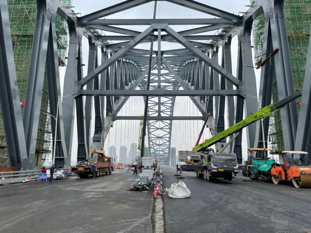 汉江湾桥北接硚口区古田四路,南接汉阳区玉龙路,距知音桥1.