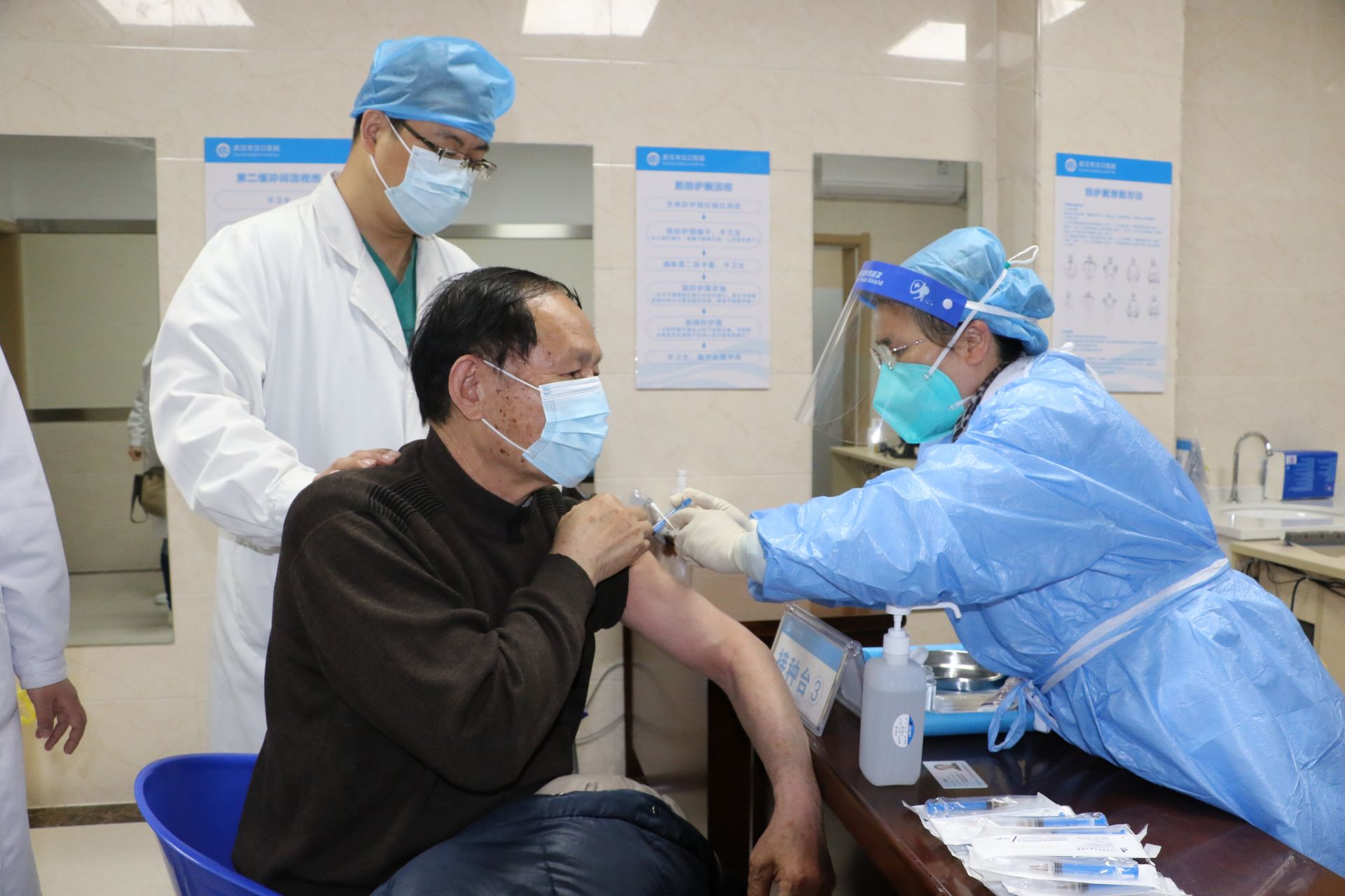 武汉市汉口医院开展70岁以上老人新冠肺炎疫苗接种工作