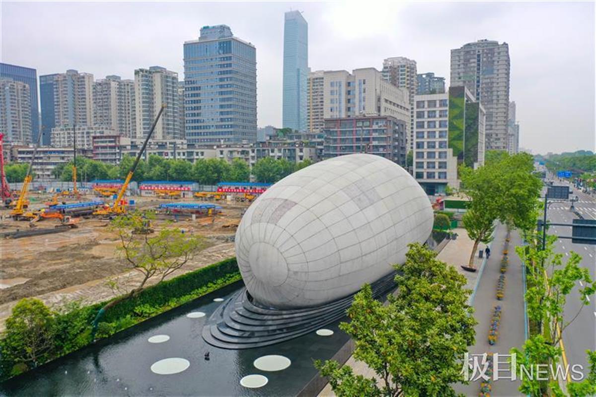 一座长约30米,高约10米的蛋形建筑格外抢眼,引得路人纷纷掏出手机拍照