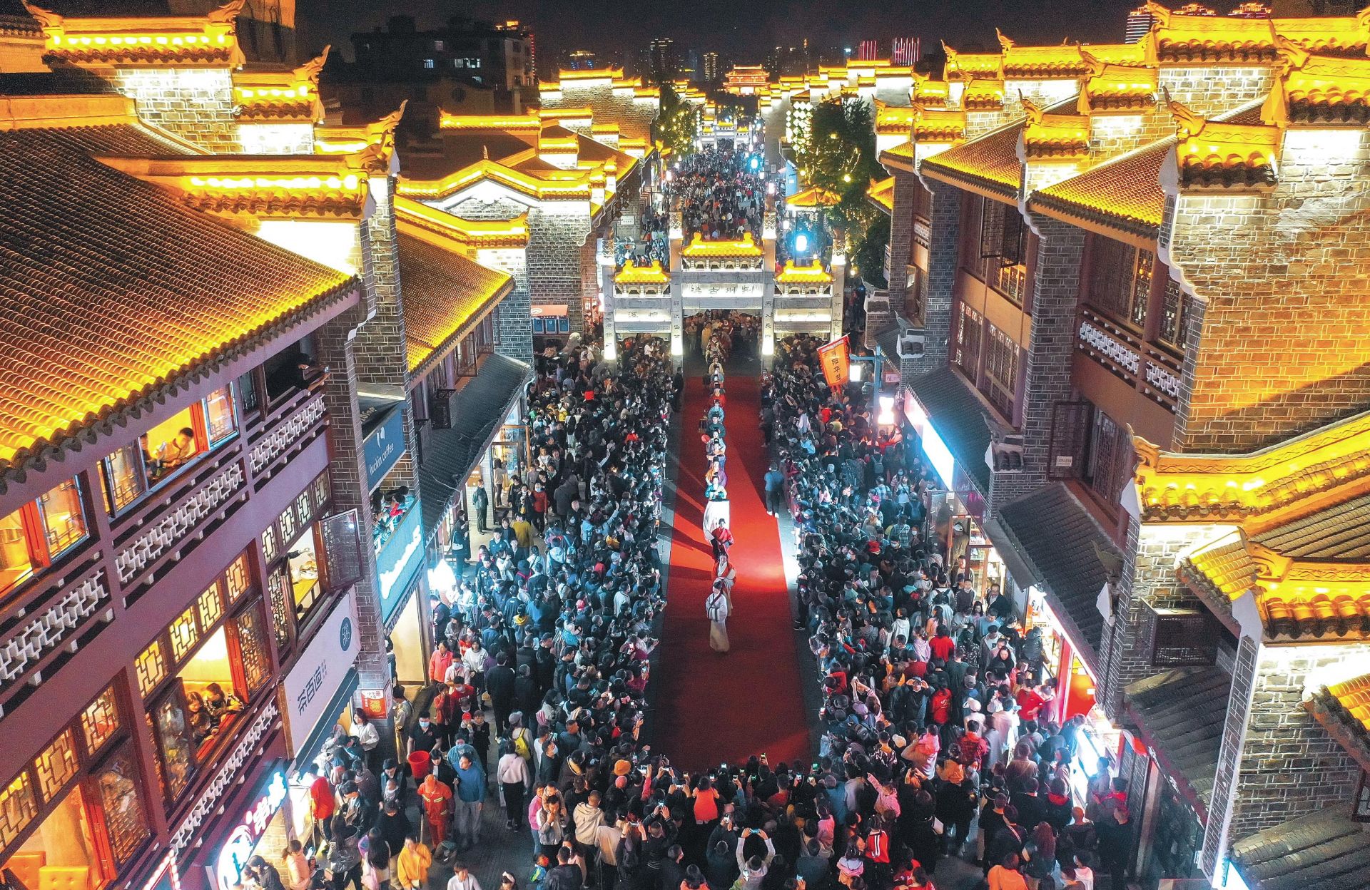 逛古街赏汉服吃美食襄城启动升级版夜经济