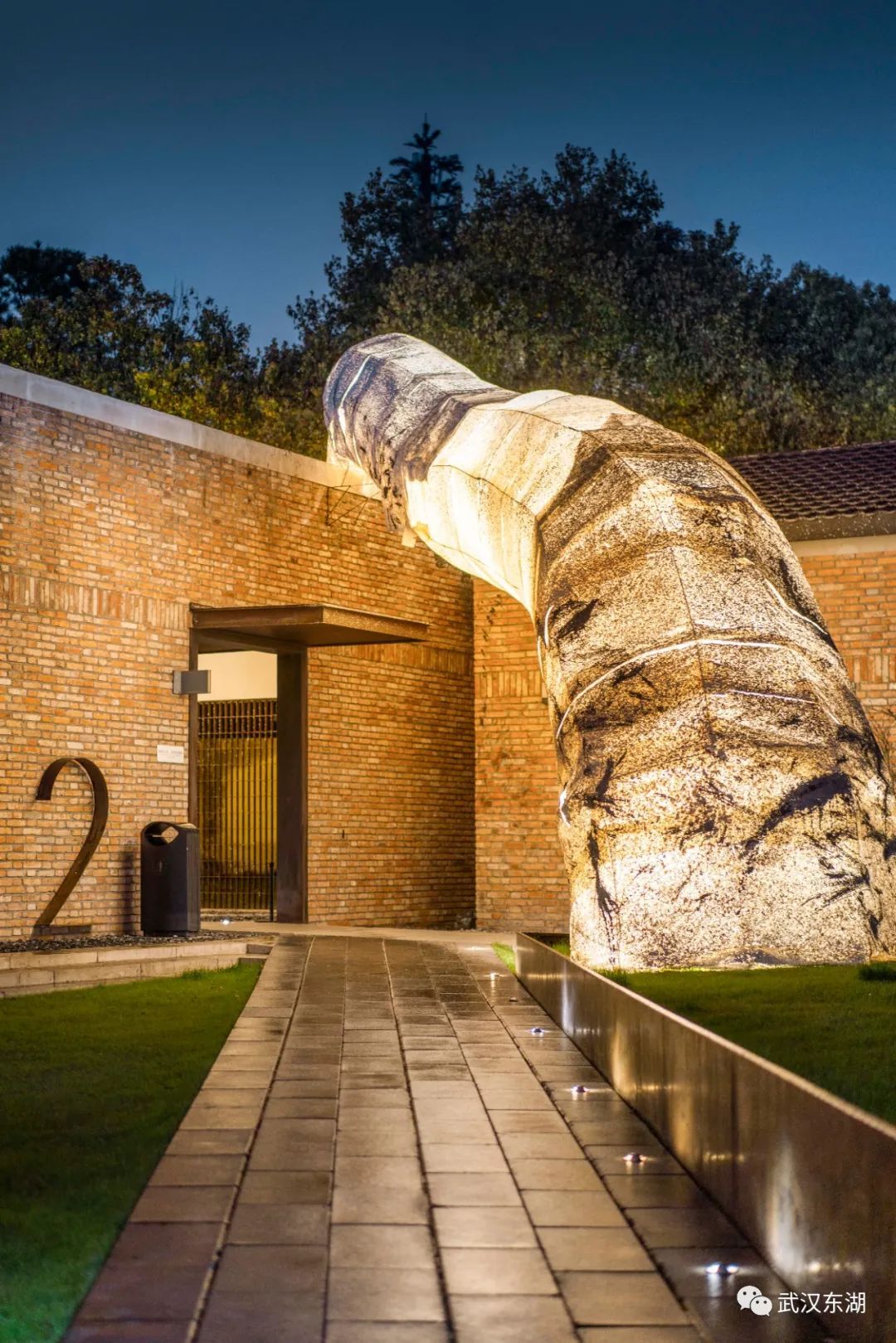 惊美!东湖杉美术馆开启夜游