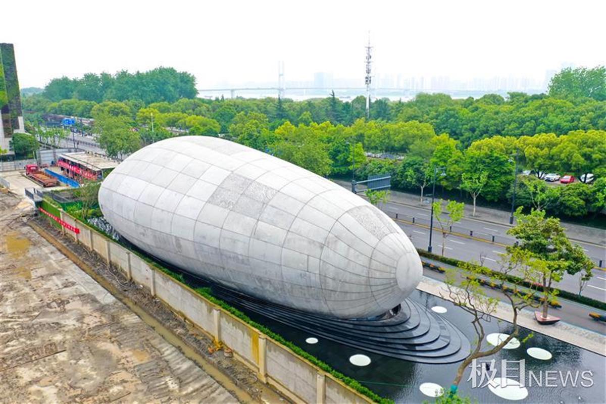 一座长约30米,高约10米的蛋形建筑格外抢眼,引得路人纷纷掏出手机拍照
