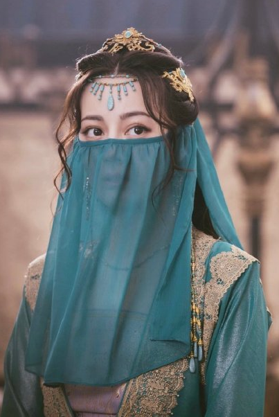 (图片来源于网络)剧中迪丽热巴所饰演的李长歌,从出