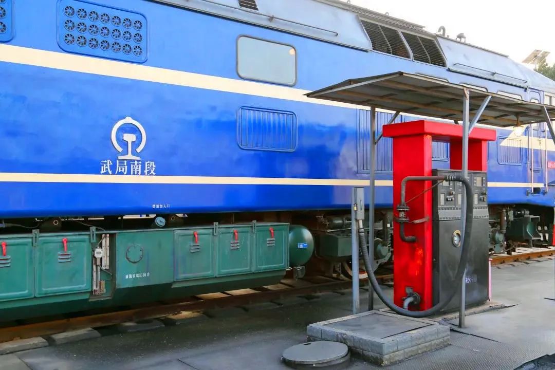 汽车加油见多了,你知道怎么给火车加油吗?