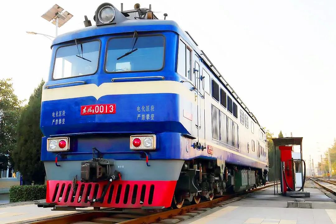 汽车加油见多了,你知道怎么给火车加油吗?