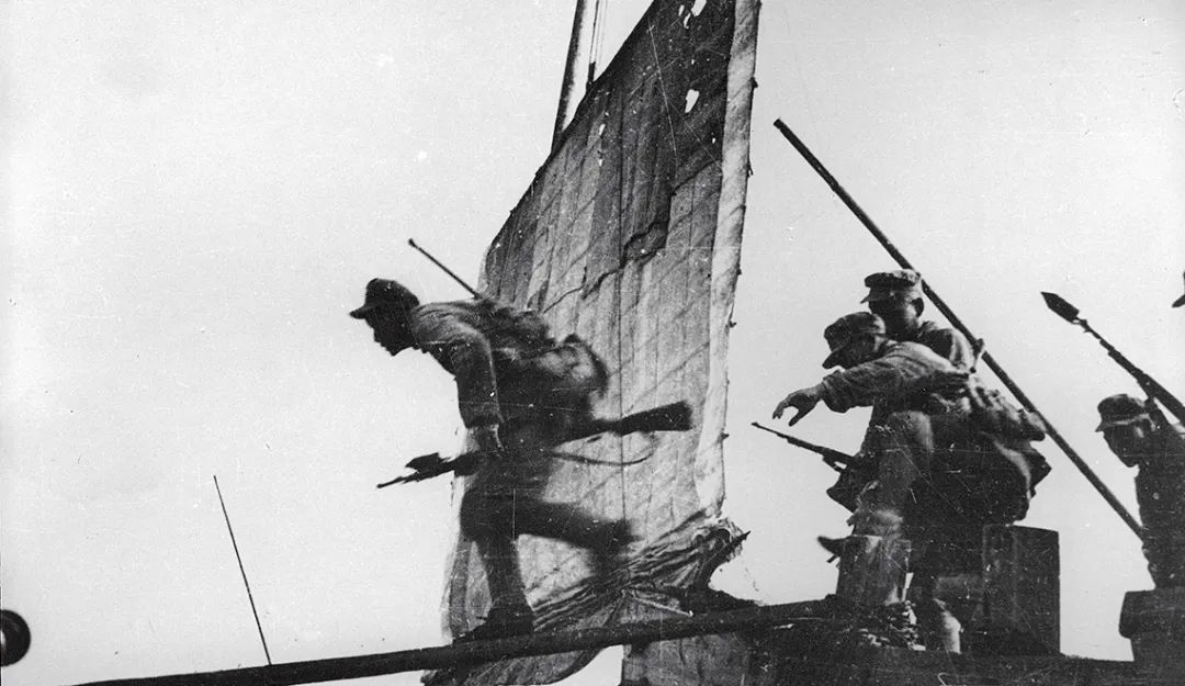 1949年4月22日,人民解放军百万大军,从一千余华里的战线上,冲破敌