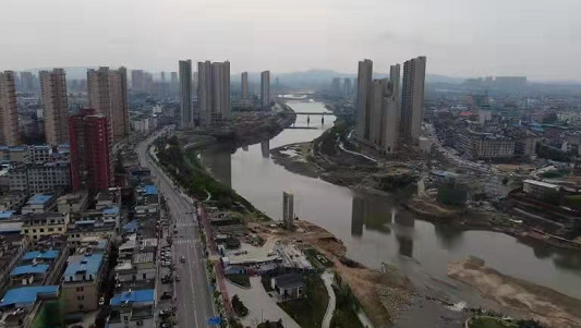 最近这段时期,正在建设的浠水六桥和气动坝两个项目是他最关心的,"