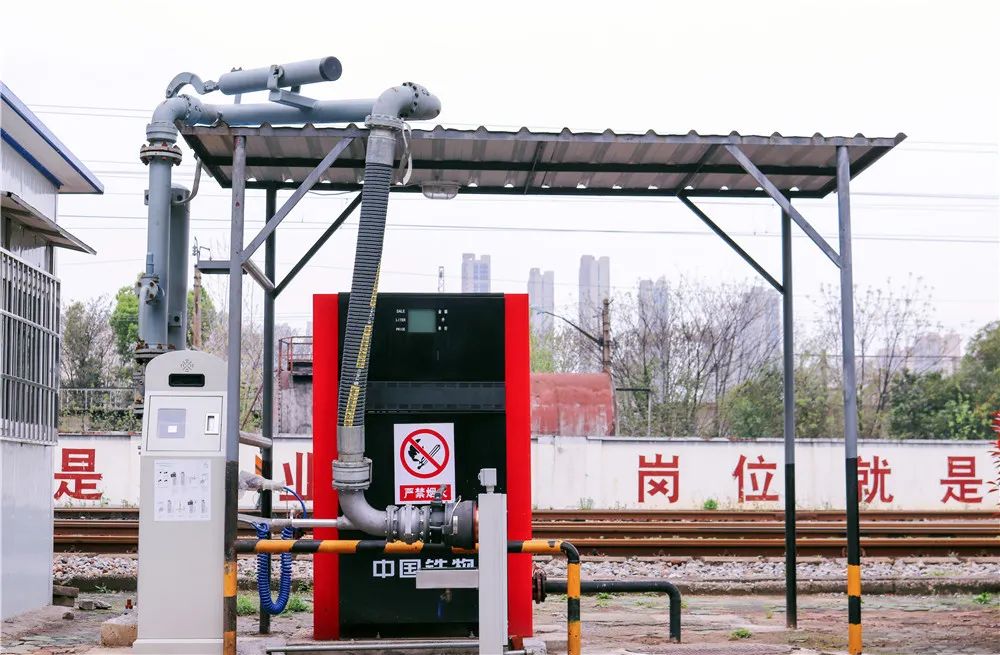 汽车加油见多了,你知道怎么给火车加油吗?