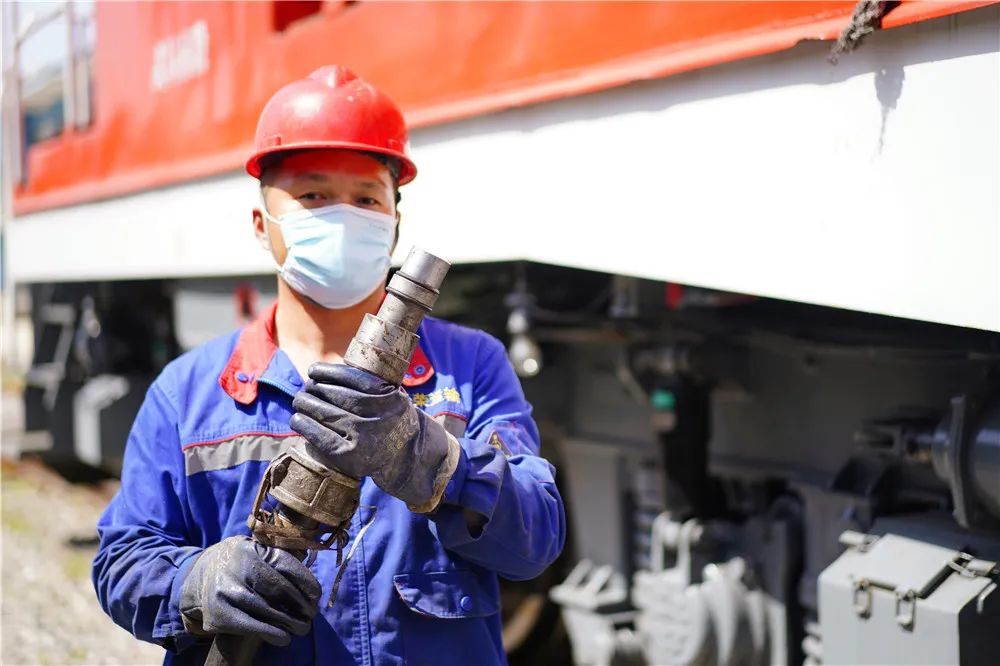 汽车加油见多了,你知道怎么给火车加油吗?