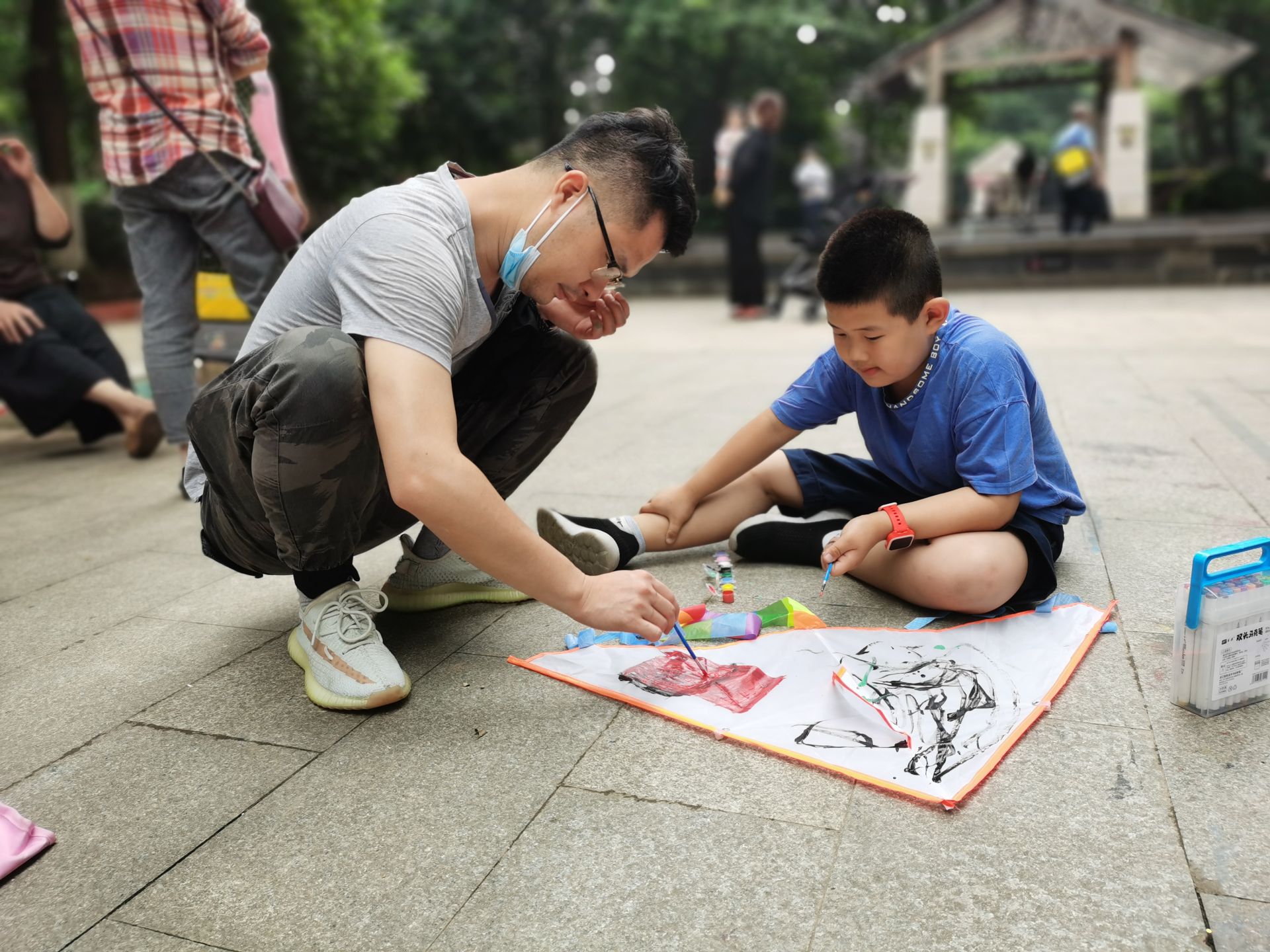 武汉市洪山区卓刀泉街保利拉菲社区开展手绘五彩风筝庆祝建党百年活动