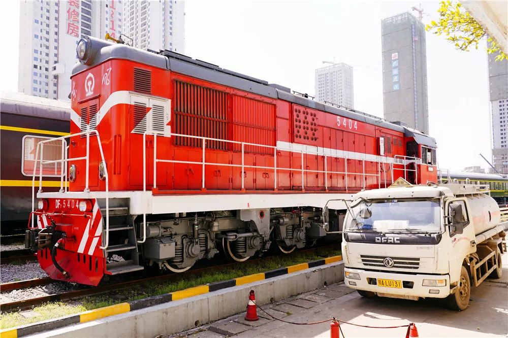 汽車加油見多了,你知道怎麼給火車加油嗎?