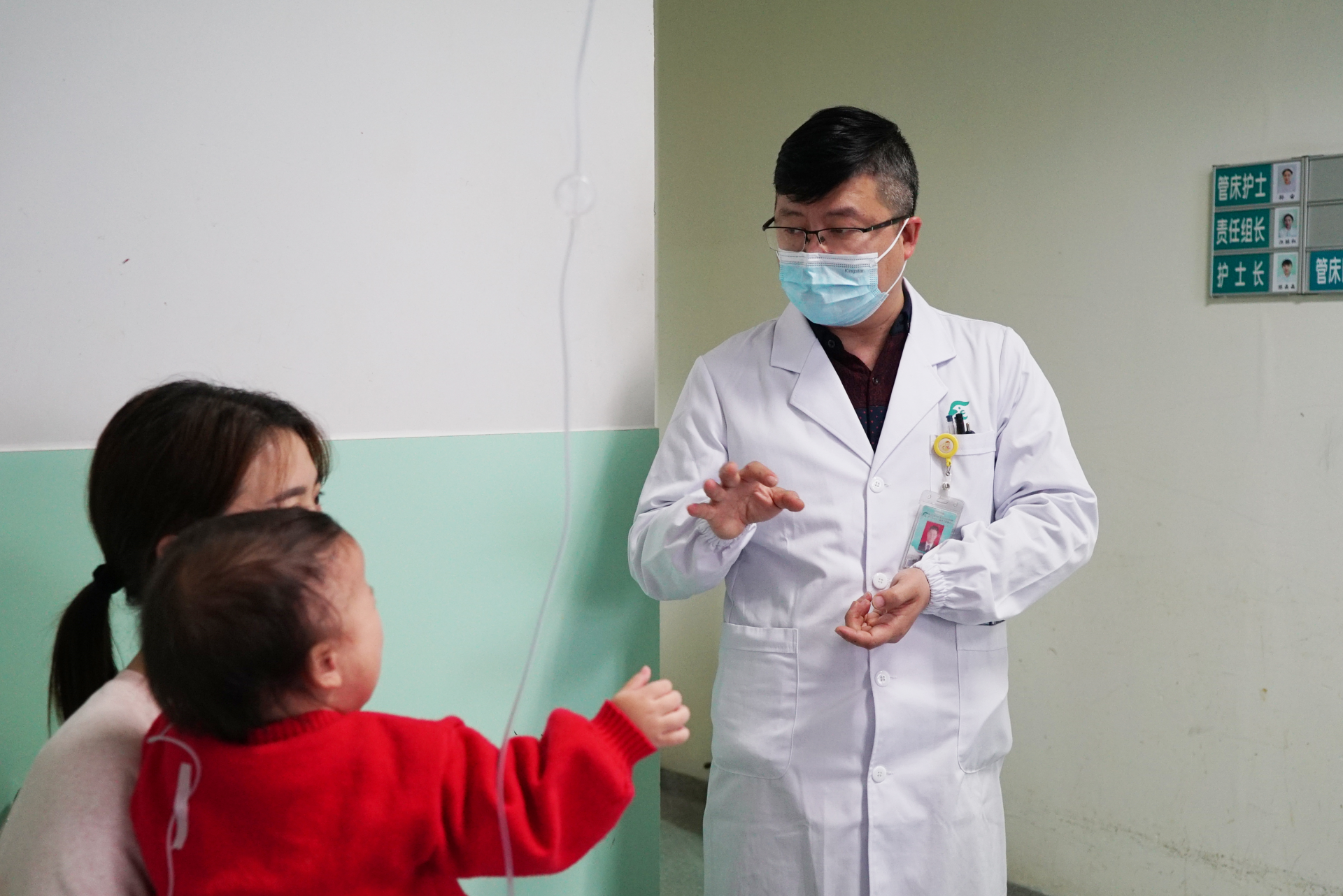 汪昕医生与患儿家长交流病情(郭林摄)卞红强主任提醒,儿童"胆汁淤积性