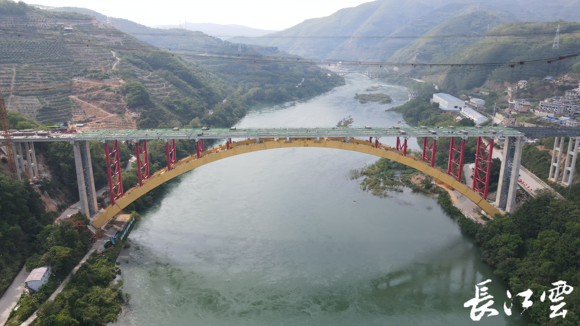 这项湖北造有了新进展全国第一大跨径上承式钢箱拱桥吊装顺利完成