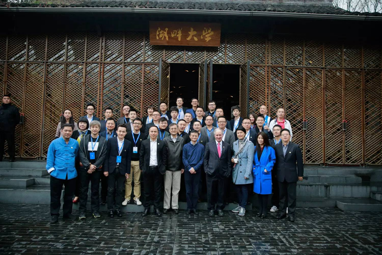 湖畔大学要办300年5月17日上午,"湖畔大学"官方微信公众号改名为"湖畔