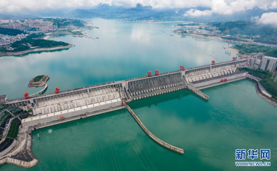 三峽大壩上游湖北省宜昌市秭歸縣木魚島公園庫岸水位下降後消落帶清晰