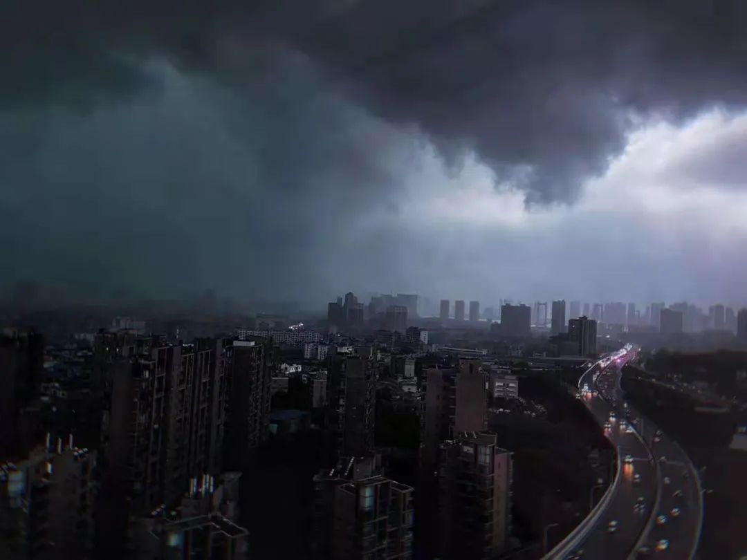 大風局部地區如武漢東西湖區局部其中大部分為暴雨,雷電預警湖北發佈