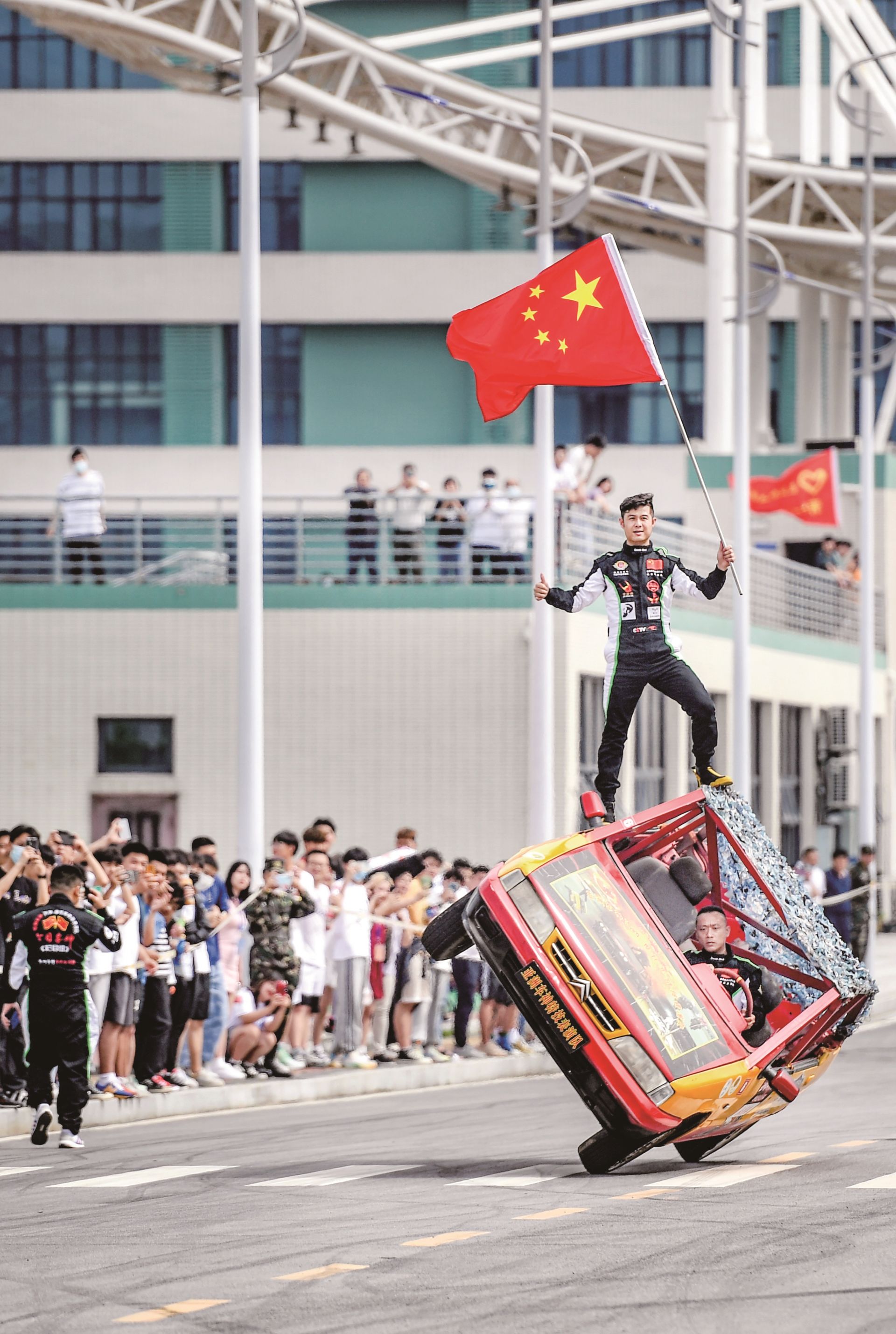 高校上演电影级汽车特技大秀亚洲车神现场为学子们讲述工匠精神