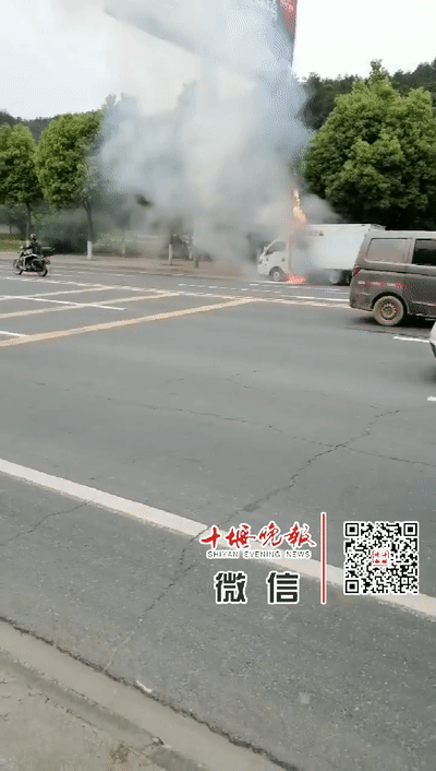 十堰一货车起火公交车司机英勇救火