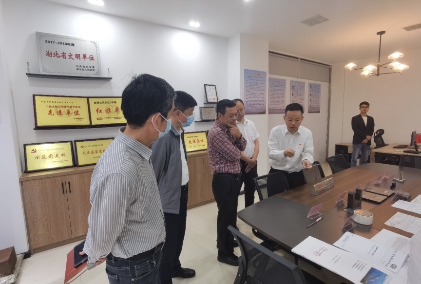 (汉阳区人大代表,区人大常委会主任邹俊煜详细了解中铁大桥局物资公司