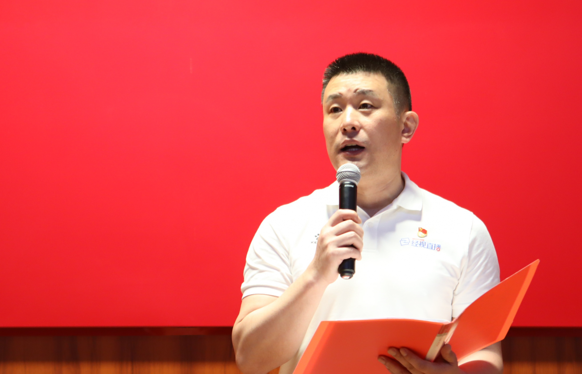 湖北广播电视台播音主持专业委员会主任江涛宣读倡议书