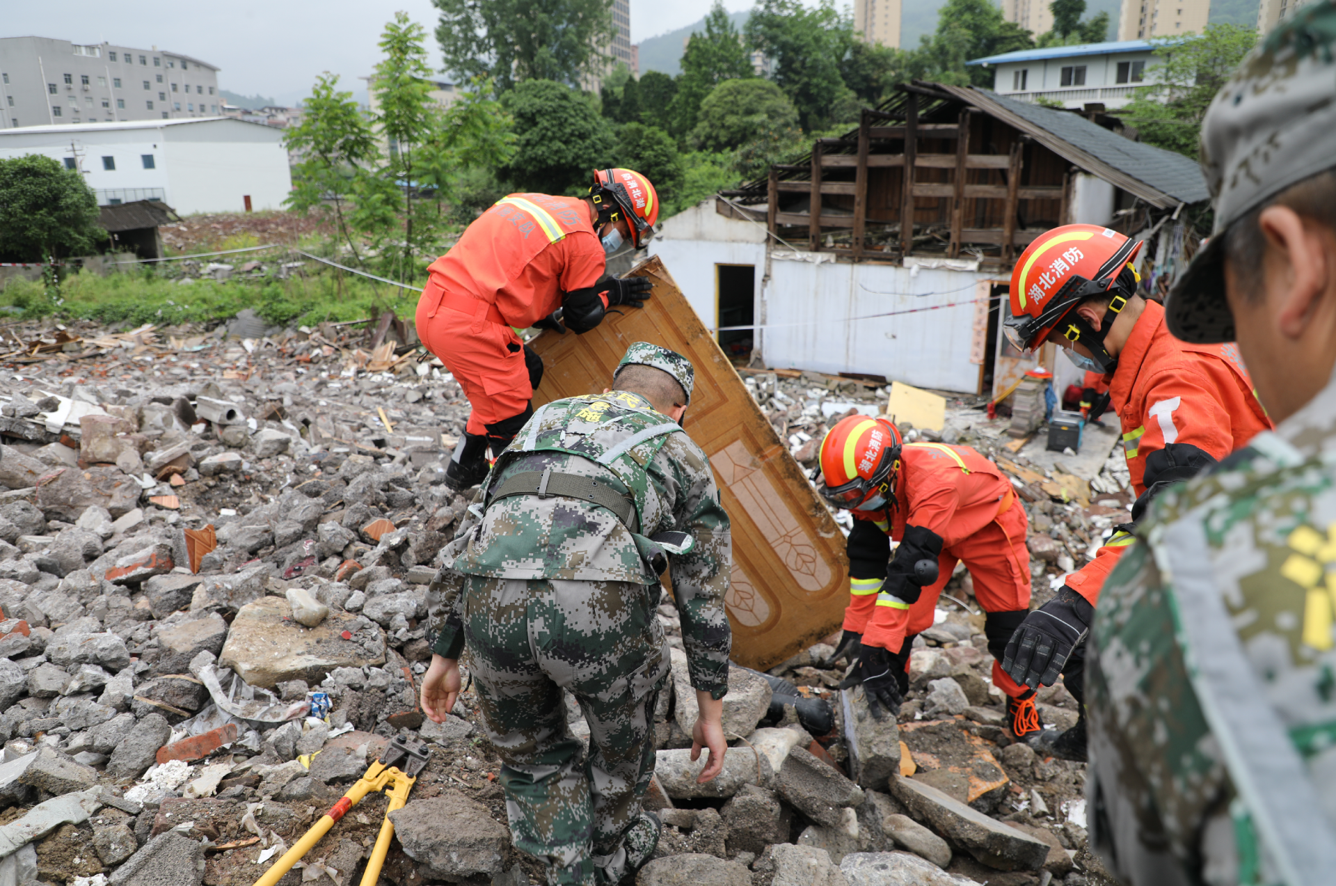 湖北宣恩开展地震救援实战联合演练
