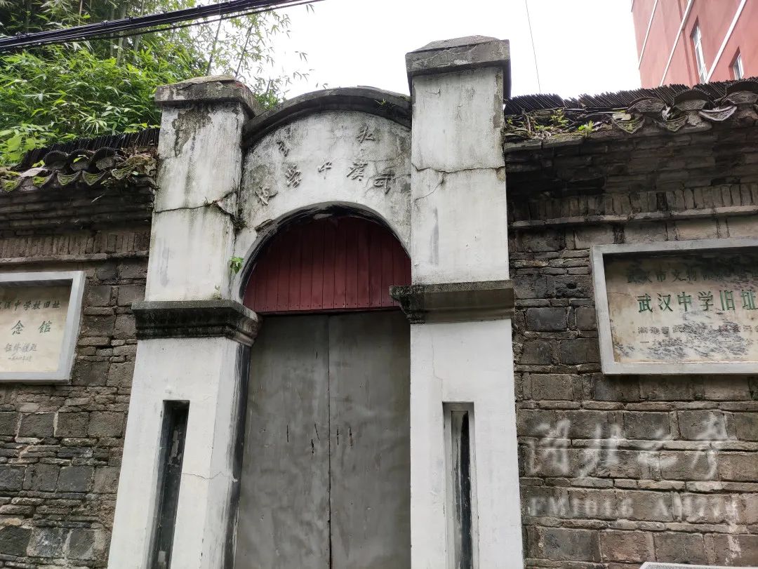 武汉中学采用新式教育,倡导白话文授课,率先招收女学生,实行男女同校.