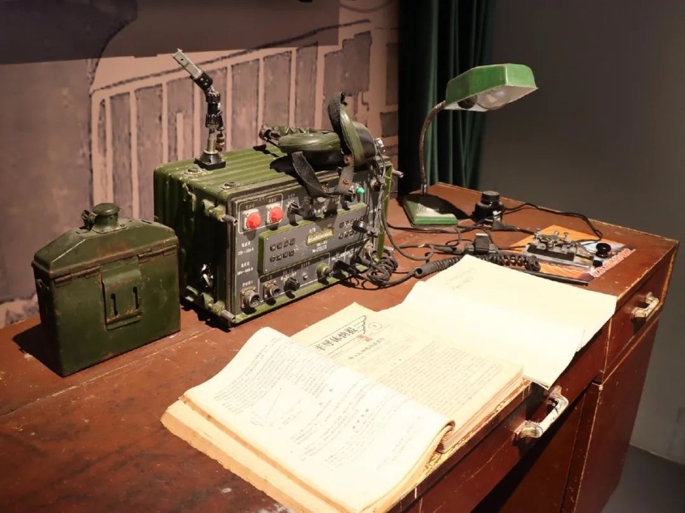 经过一年多时间的努力,1929年秋,第一套收发报机被研制出来.