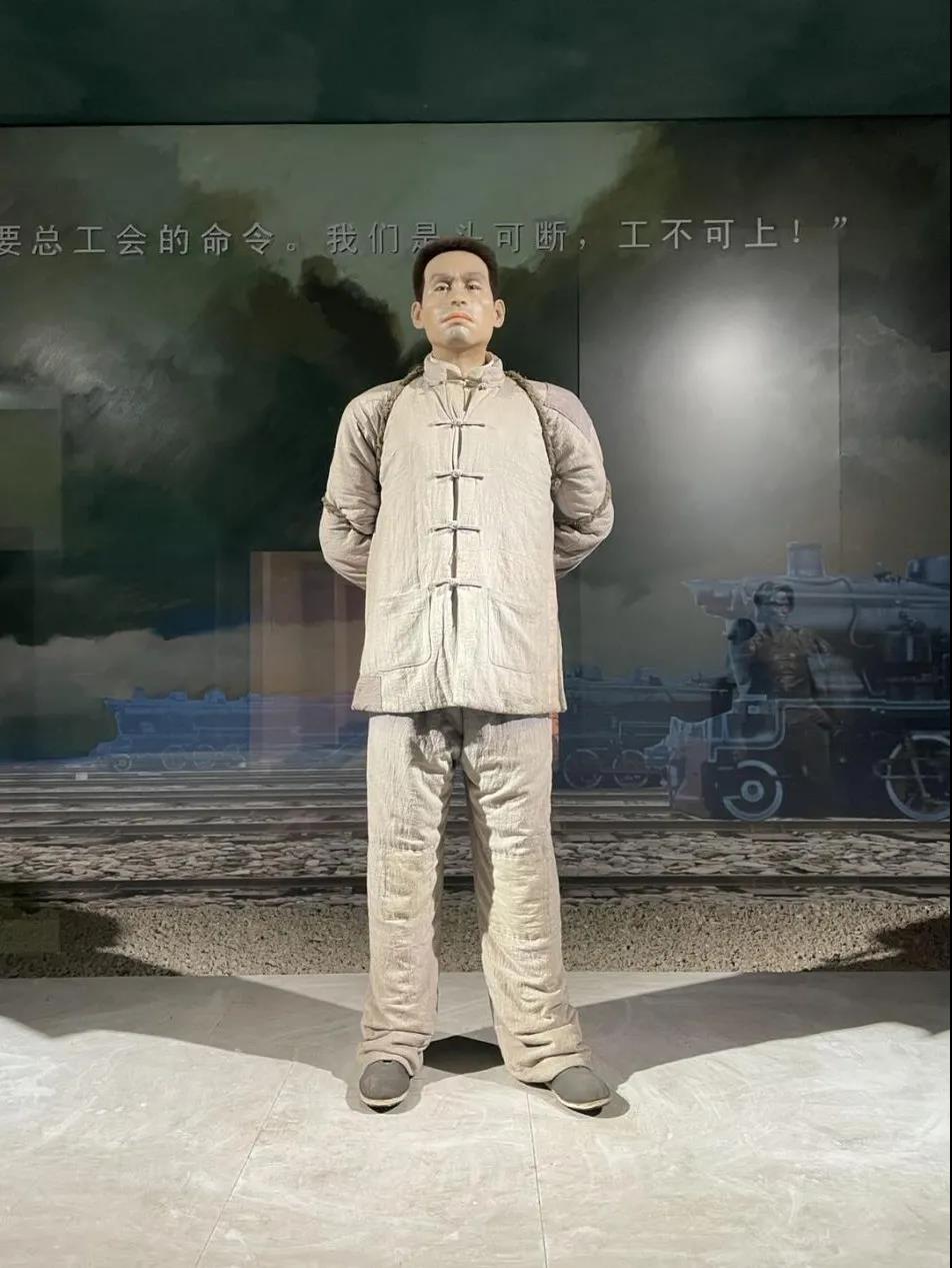 铁路工人郑光明老人一起在城市的变迁中寻访当年二七英烈的足迹施洋