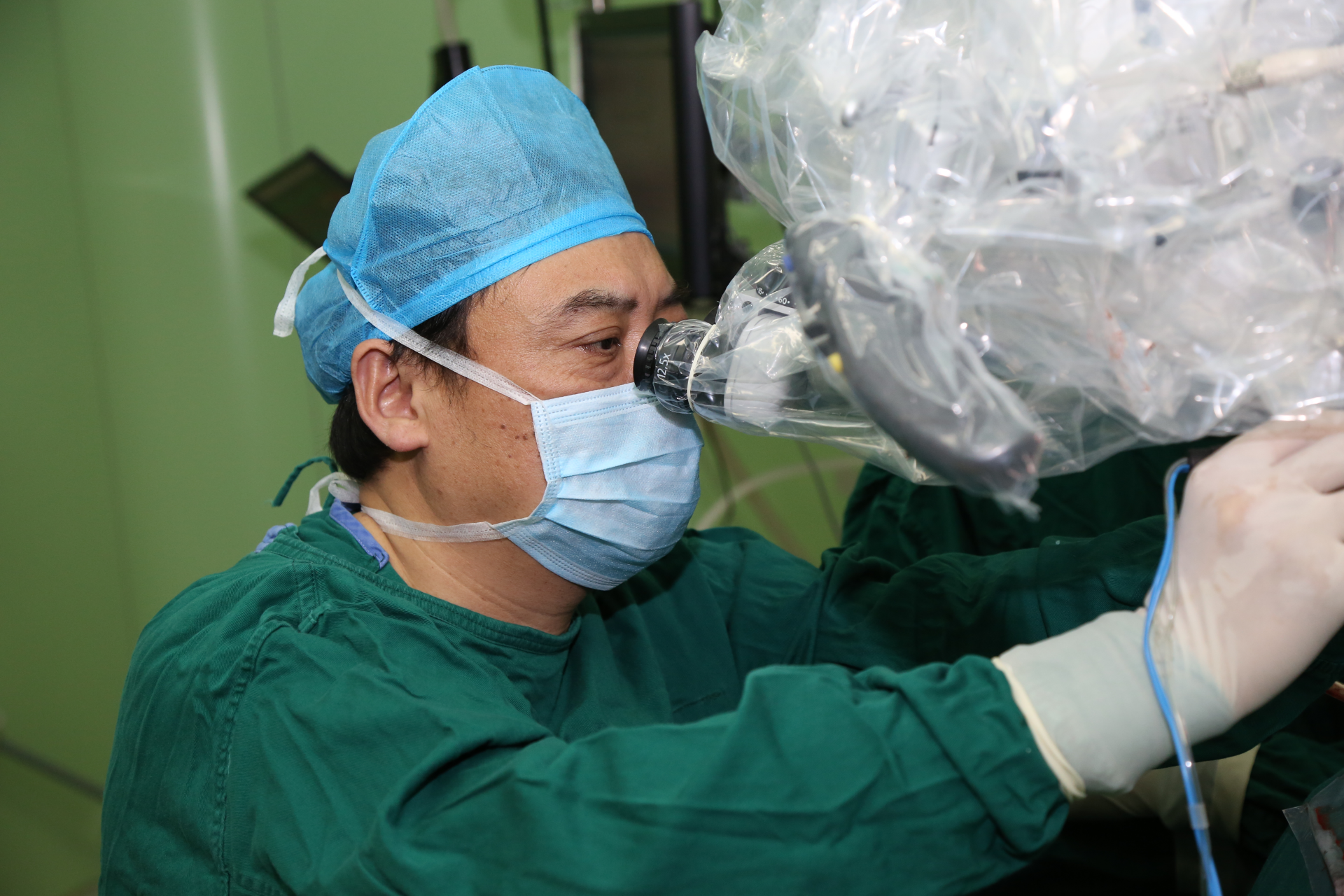 【百年奋斗 医心向党之红色医者篇③】陈劲草:在显微世界里,敢于跟