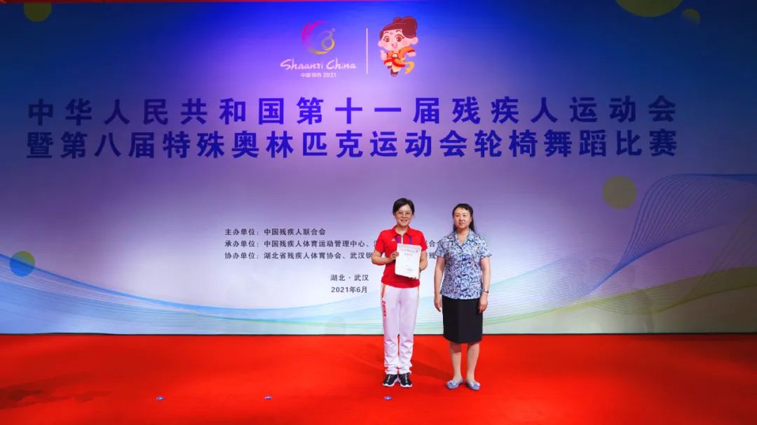 队合影湖北省残联党组书记,理事长夏亚灵,党组成员,副理事长王小平