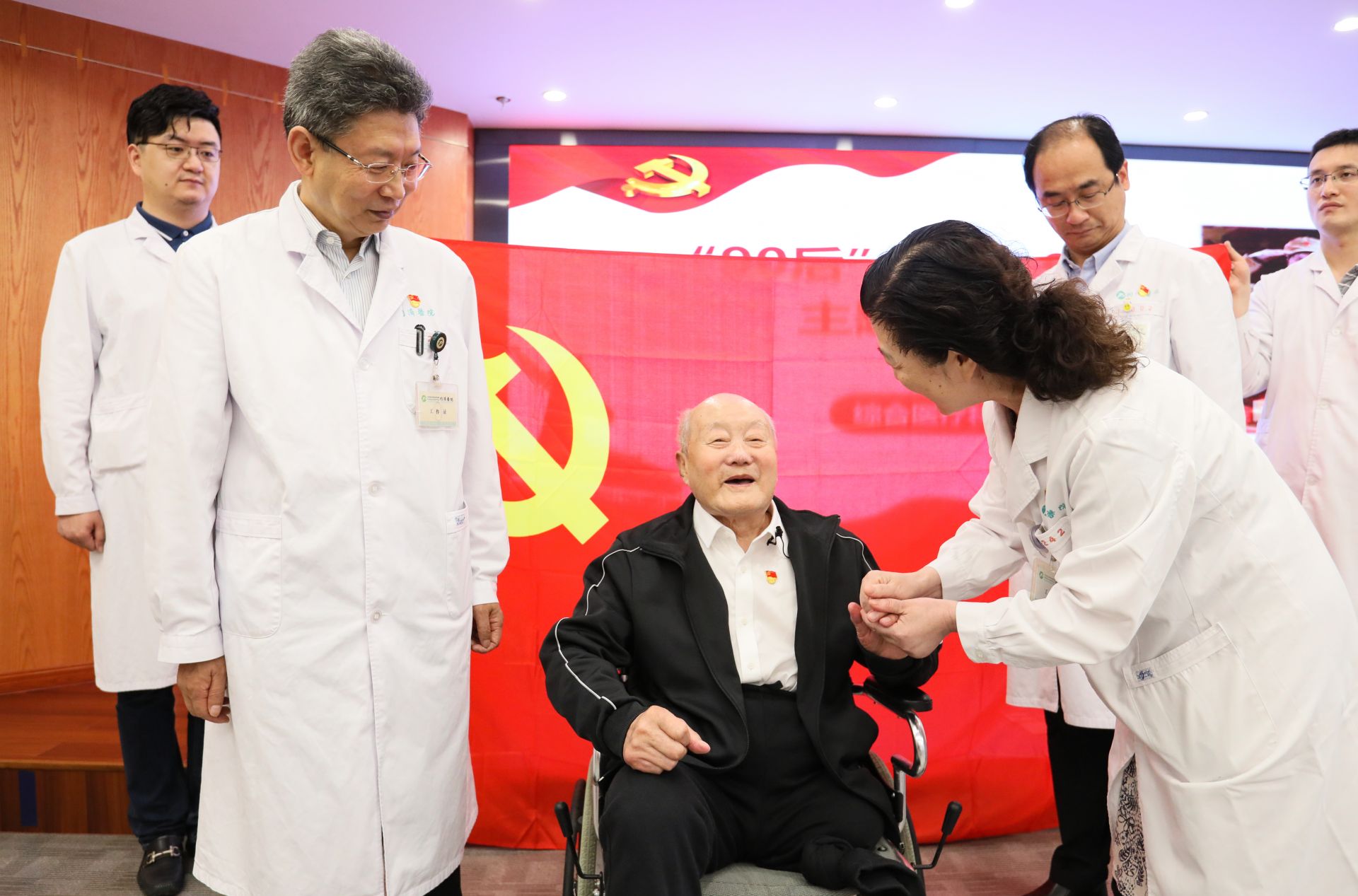 老英雄张富清勉励同济医院青年党员当一辈子好医生