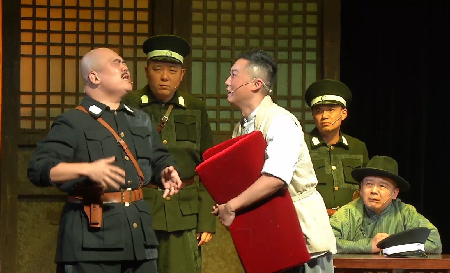 本剧的副导演李聪介绍:"曲艺的优势在于演,说,唱,但是对于烘托气氛来