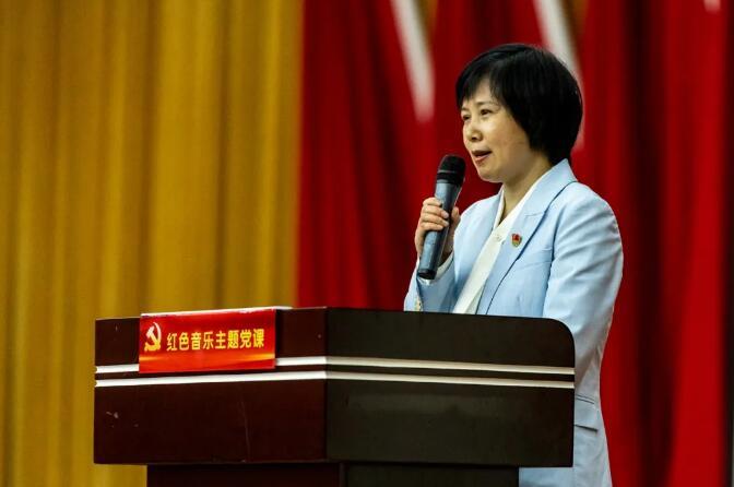 音乐党课主讲人以歌叙史共青团云梦县委书记魏山山说:"红色经典歌曲