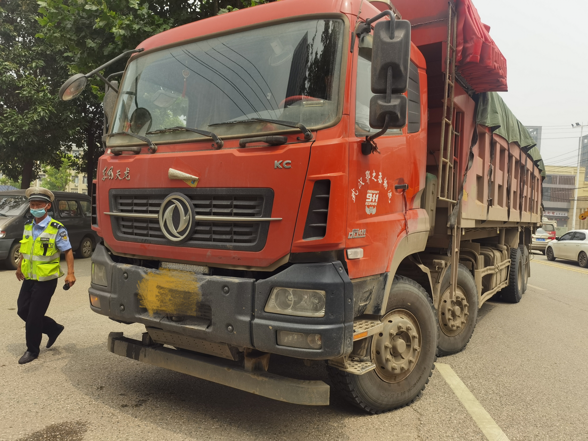 百吨王闯禁行江岸交警严查严处绝不手软