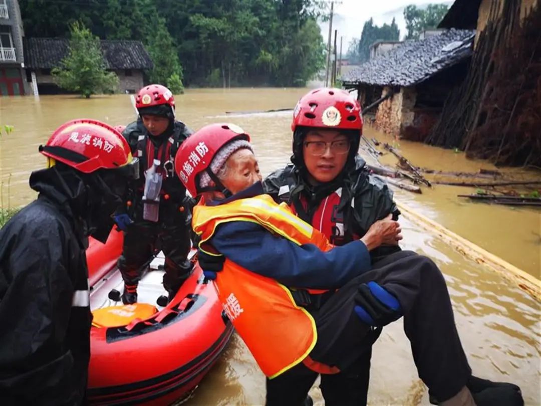 暴雨突袭消防员洪水中最美公主抱救出9旬老奶奶