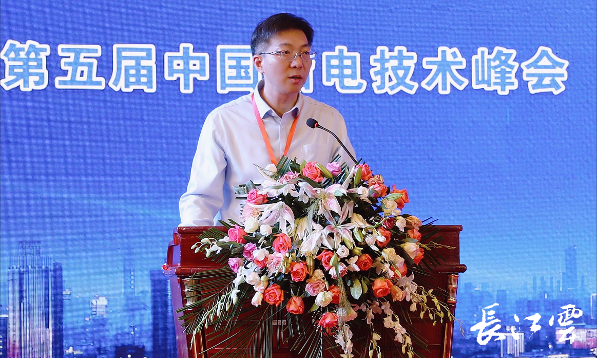 七一二研究所所长桂文彬说,降低船舶能耗,减少环境污染,提高航运能力