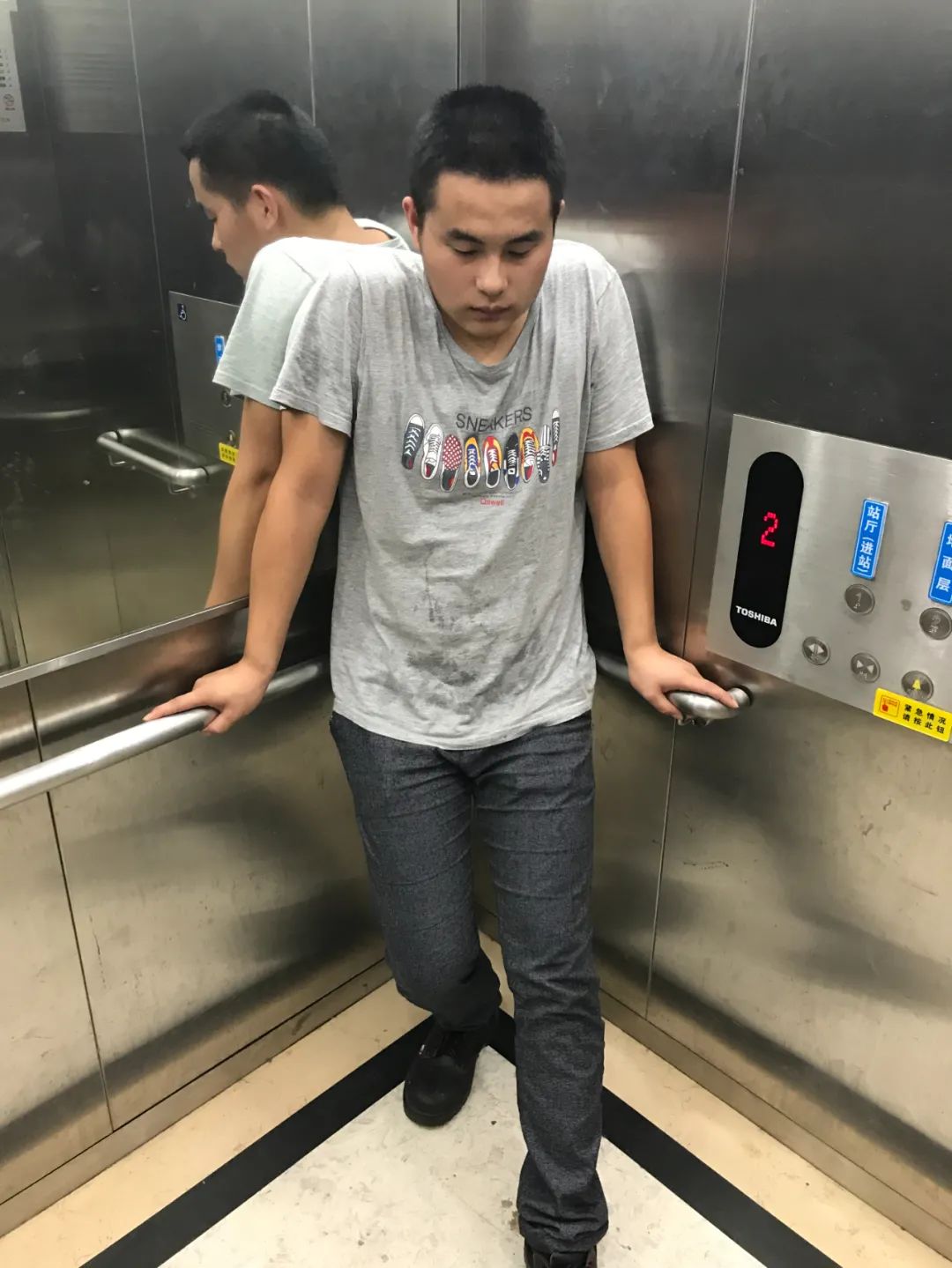 被困电梯里了怎么办!