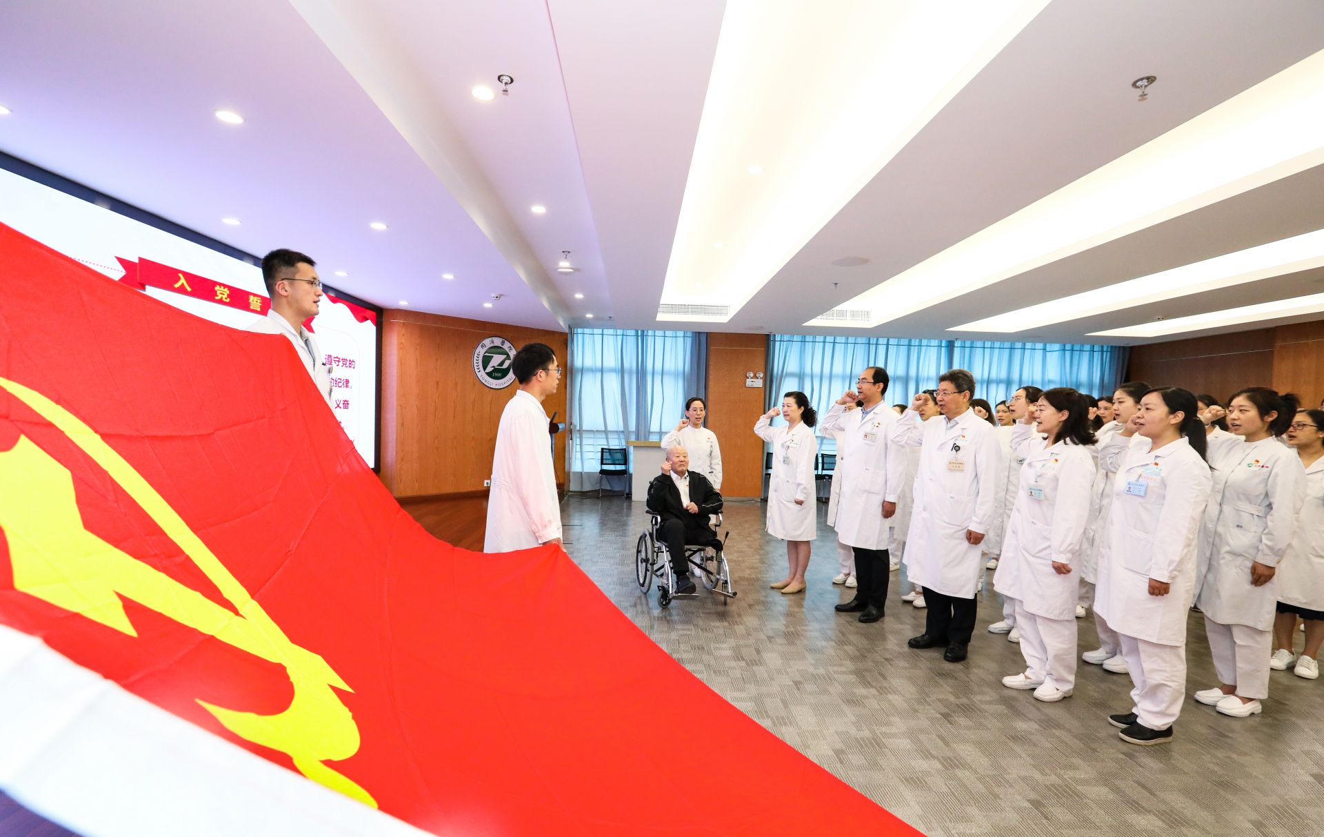 老英雄张富清勉励同济医院青年党员当一辈子好医生