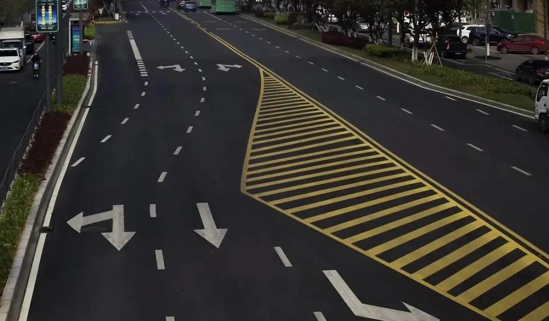 这种鱼肚状标线遇到了该怎么走