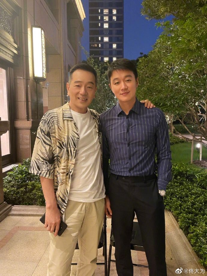 奋斗父子档15年后再合作佟大为与张晨光合照引回忆杀