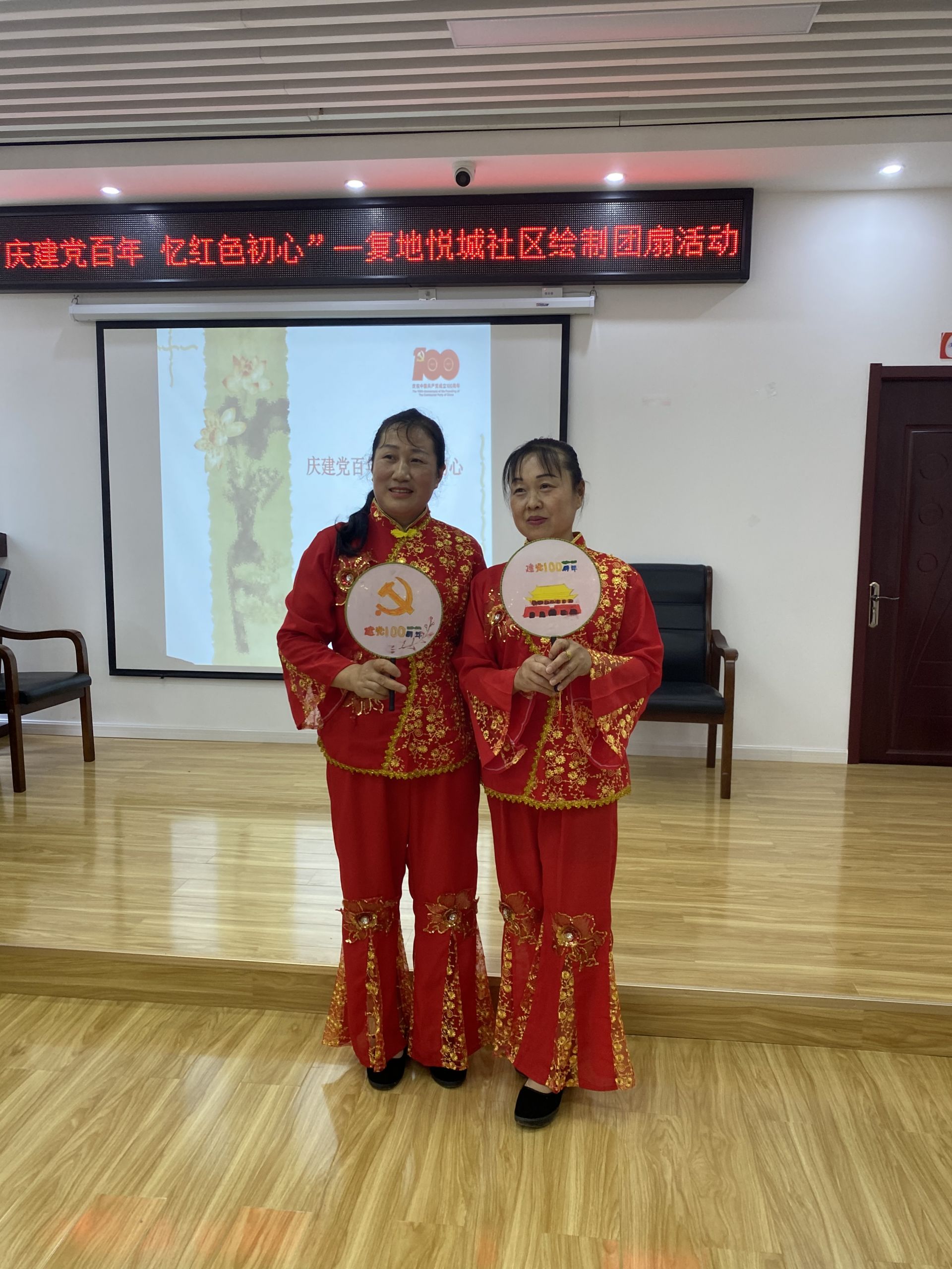 庆建党百年忆红色初心复地悦城社区开展绘制团扇主题活动