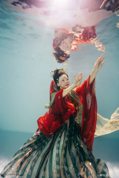 孙怡妈妈水下上演唐宫夜宴绝美姿态大展古风造型