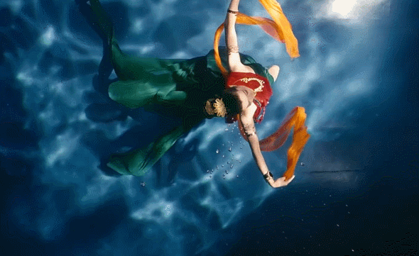 画面中,水随舞动,衣袂翩跹,水下中国风舞蹈绝美登场,舞者或拂袖起舞