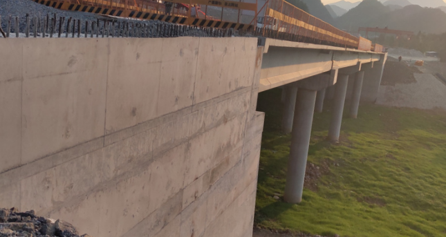 湖北交投鹤峰东燕子互通主线桥t梁架设完成