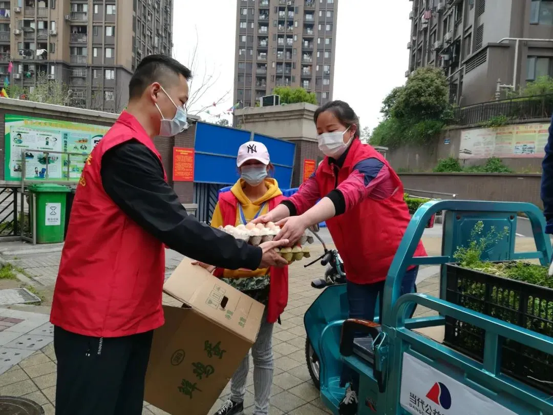 桂小妹(右)疫情期间为居民送鸡蛋原本祥和的小区,突然间只剩下空气和