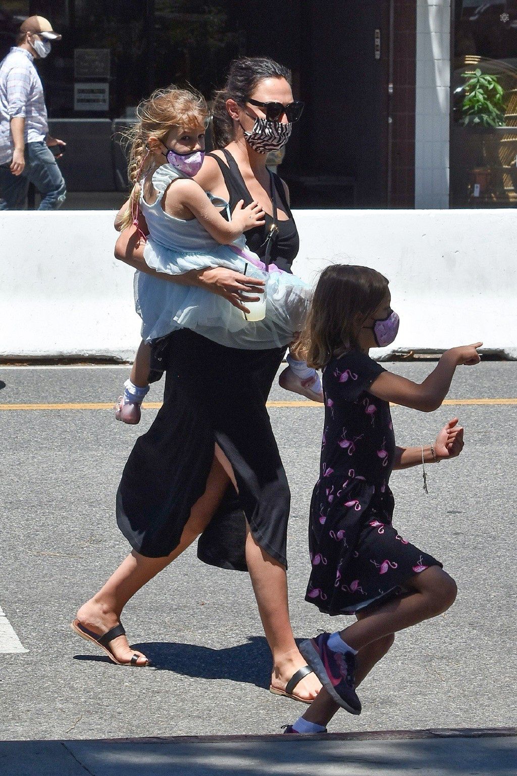 真超英盖尔加朵出街孕肚高耸依旧单臂抱女儿